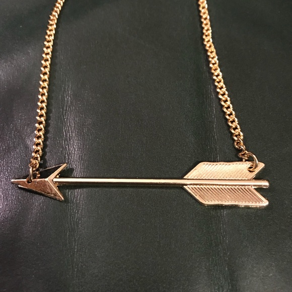 Gold arrow pendant necklace - Picture 3 of 4